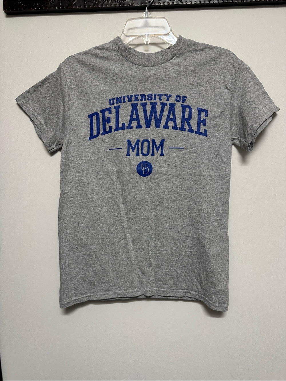 University of Delaware Mom Gray Graphic Tee Women’s S
